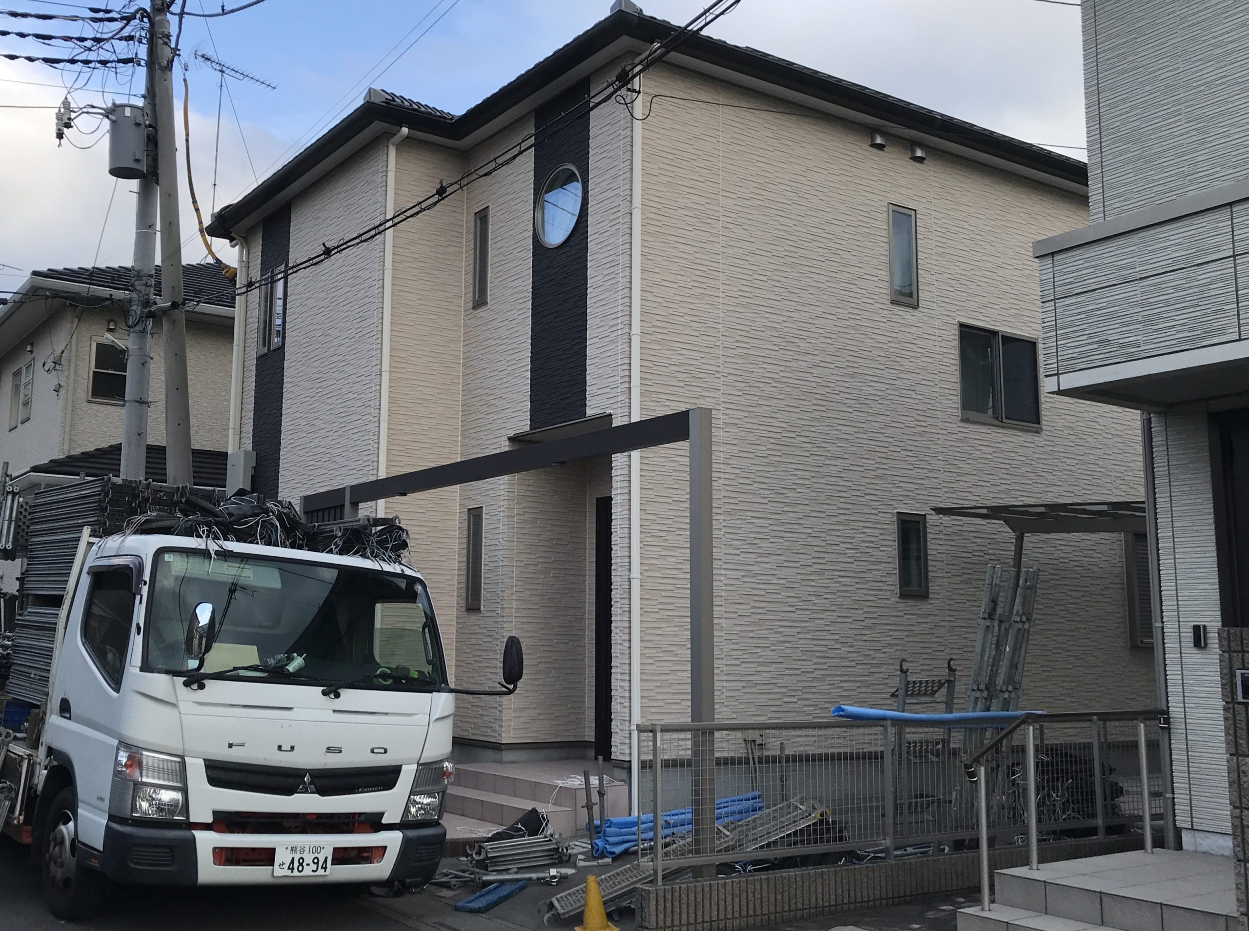 白岡市アステックの無機クリア塗料で外壁塗装を行ったH様邸全景足場撤去時