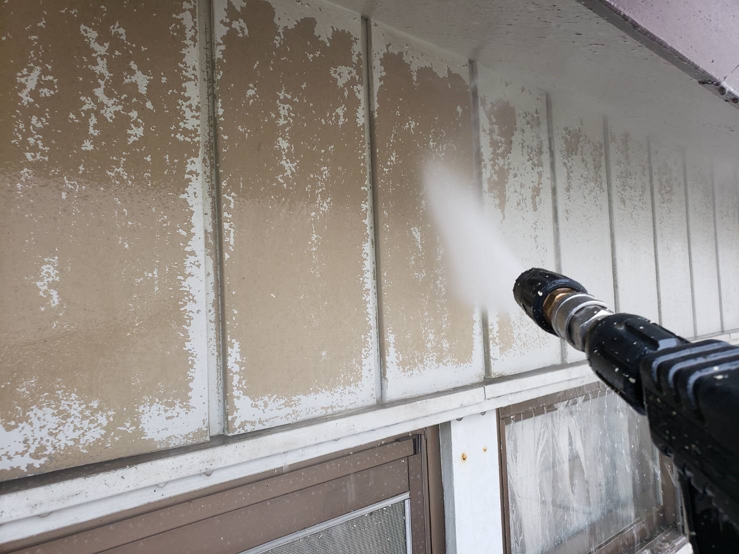 さいたま市大宮区 築数十年住宅の塗装前高圧洗浄で傷みを再確認しなるべくお金をかけずにきれいに補修する準備です。