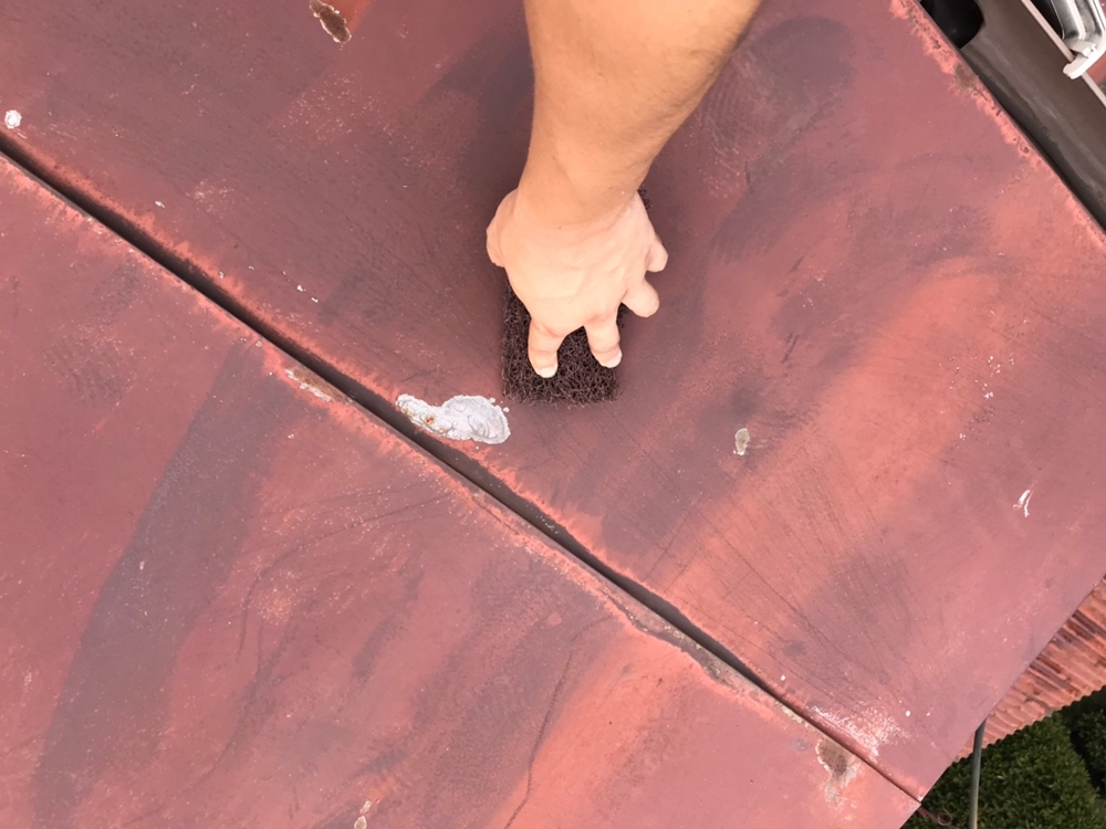 トタン屋根の塗装前ケレン作業